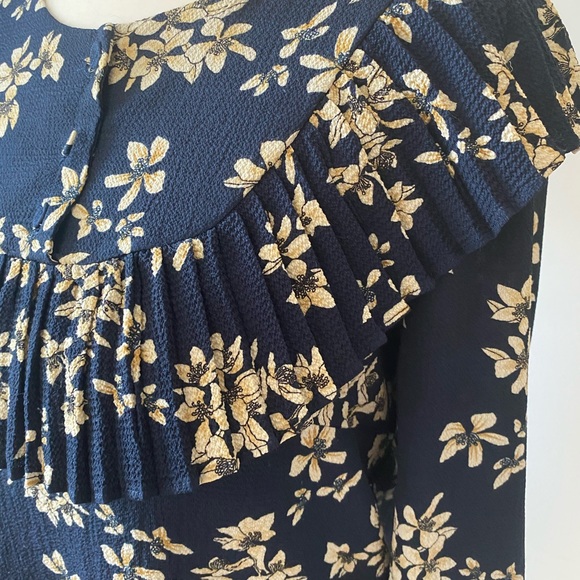 3/$12 Beautiful detailed floral blouse - Picture 2 of 8